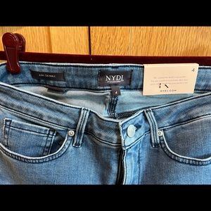 NYDJ Ami Skinny with contrast ankle zipper, Size 4.